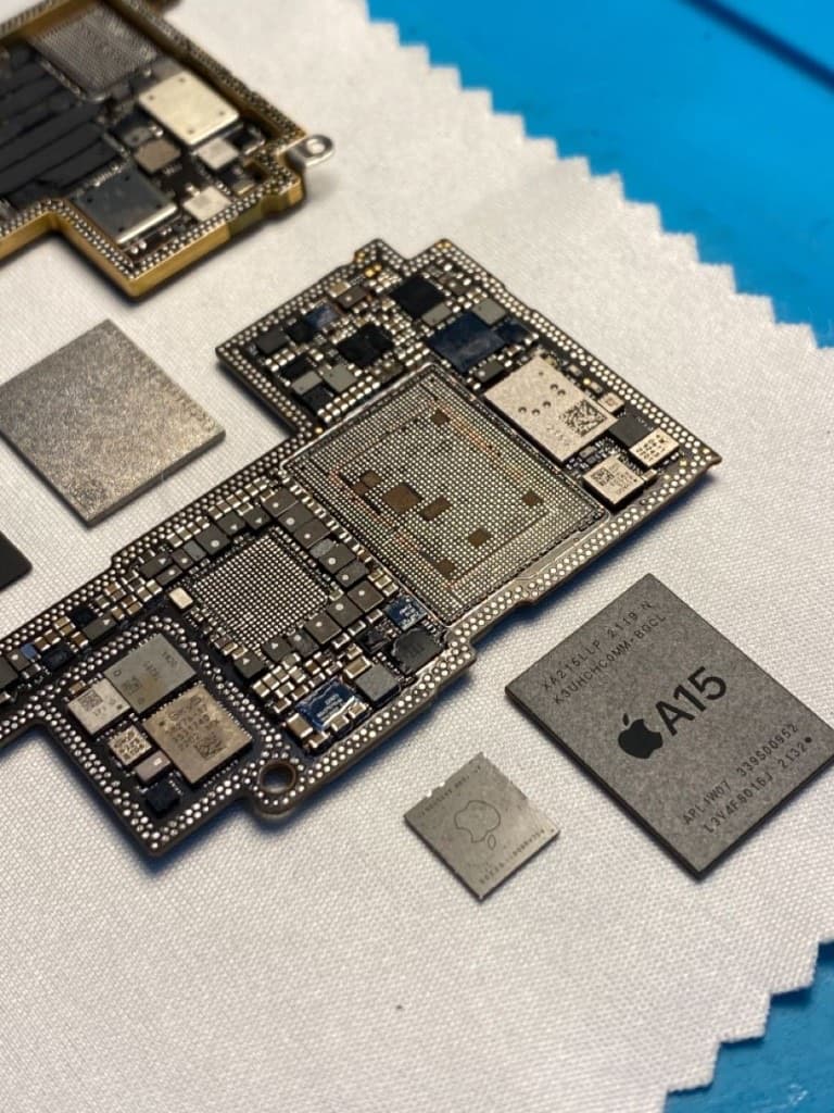 iPhone anakartı ve A15 işlemcisi mikroskobik onarım sırasında