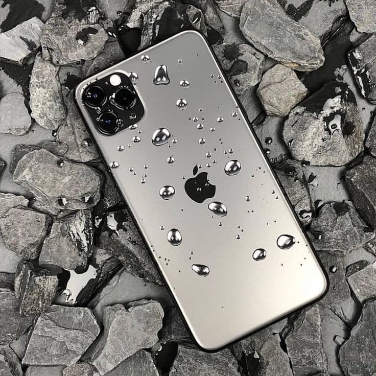 Üzerinde su damlaları bulunan gümüş iPhone