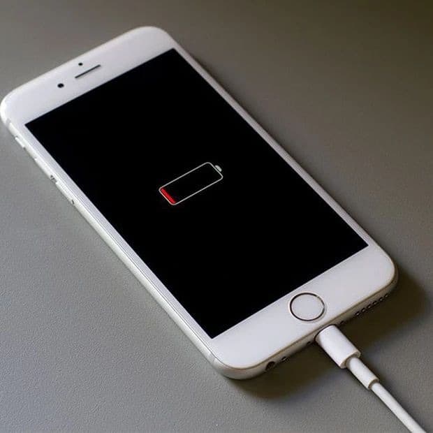Şarj kablosu takılı iPhone’da düşük batarya uyarısı