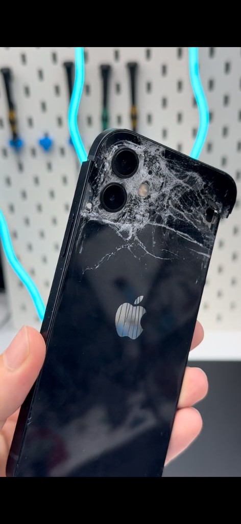 iPhone kasa değişimi öncesi — kırık arka cam